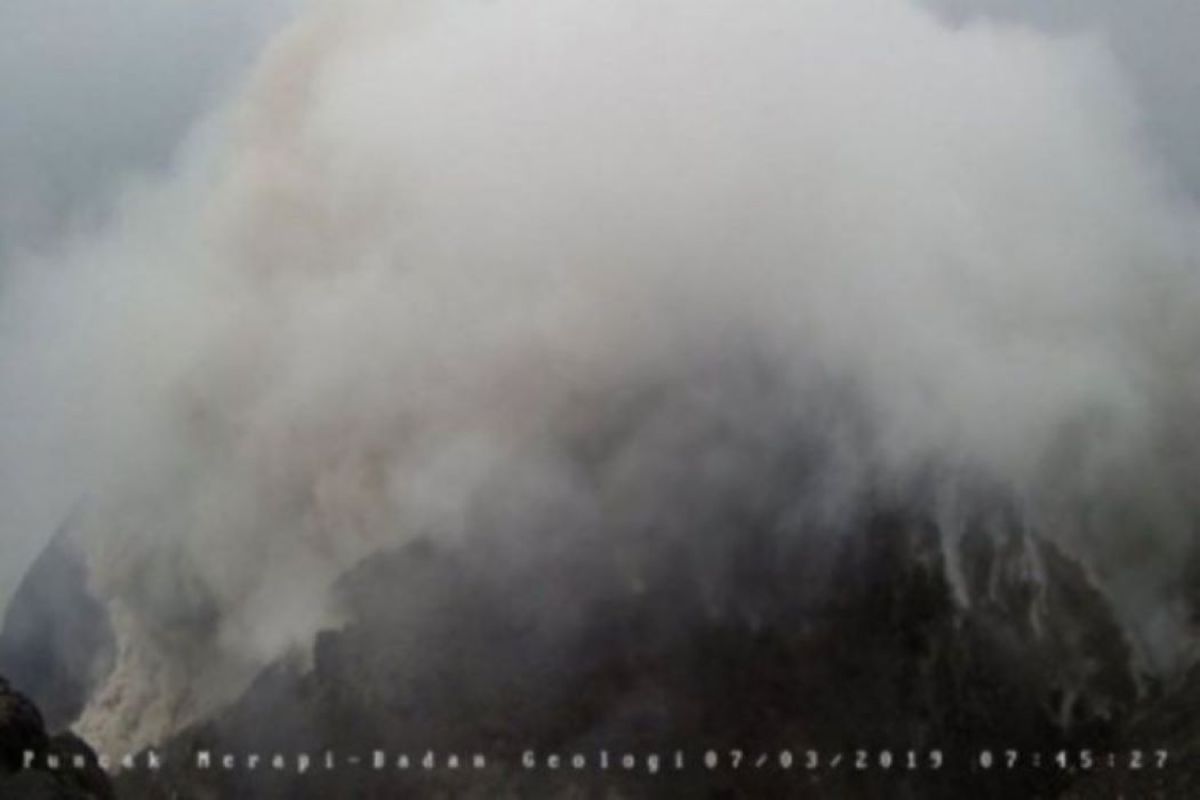 Mt. Merapi spews hot clouds