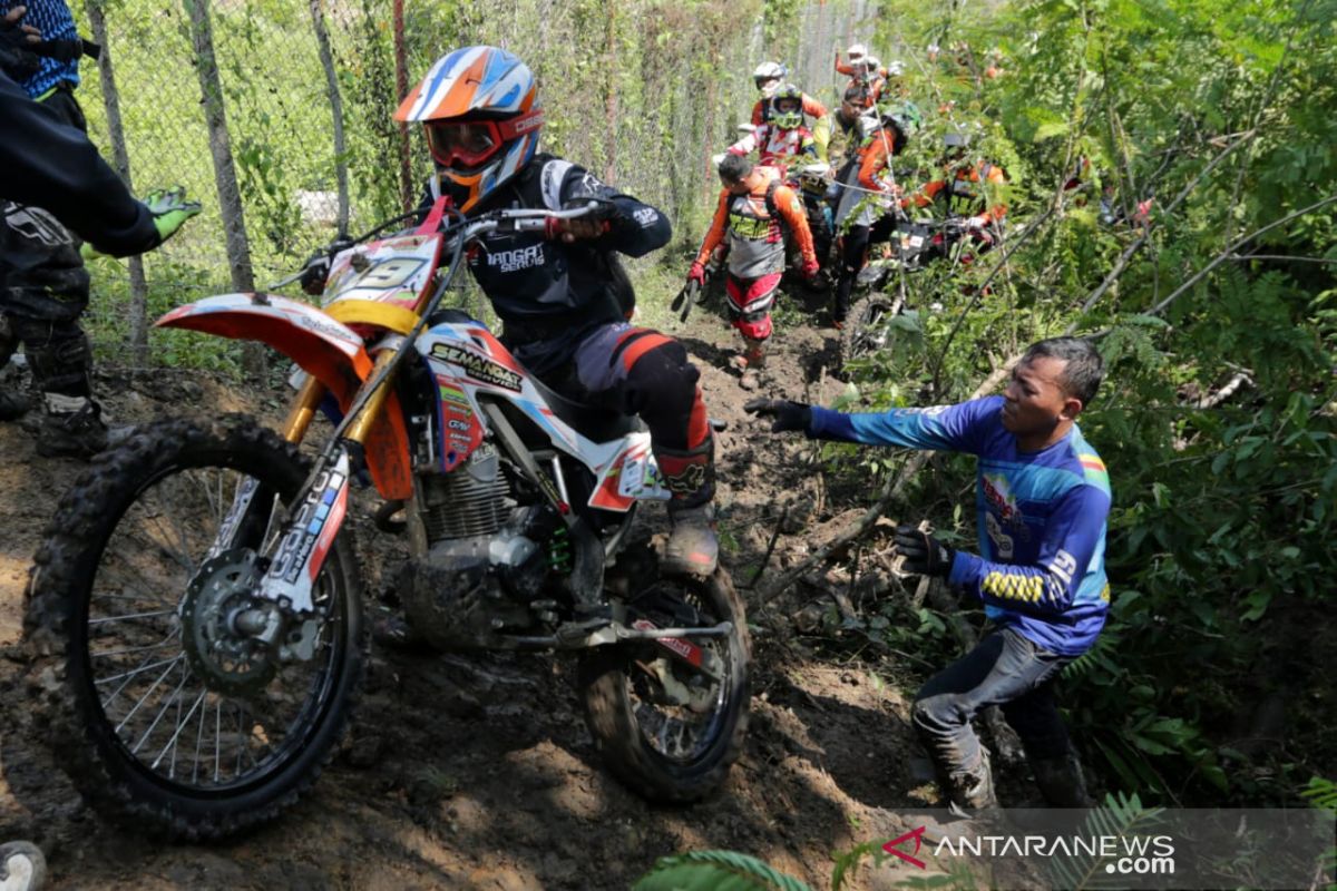 Ratusan penggemar trail adventure jelajahi hutan Nunukan Kaltara