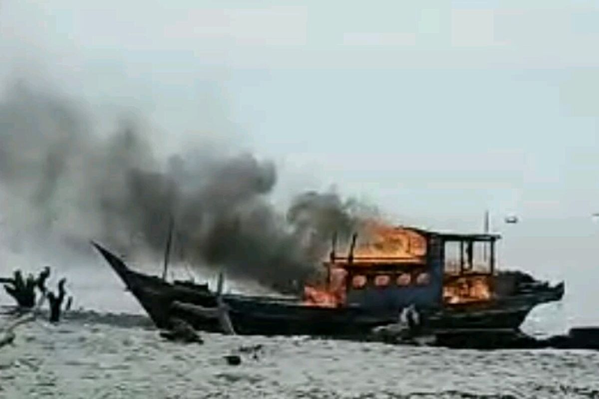 Kesal tidak ada tindakan, nelayan Sergai bakar kapal trawl