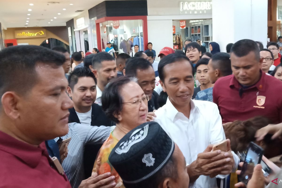 Ada Jokowi, pengunjung Duta Mall Banjarmasin heboh berebut 