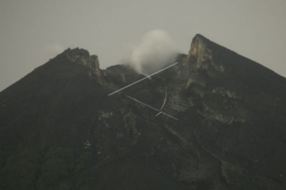 Gunung Merapi luncurkan awan panas 1.250 meter