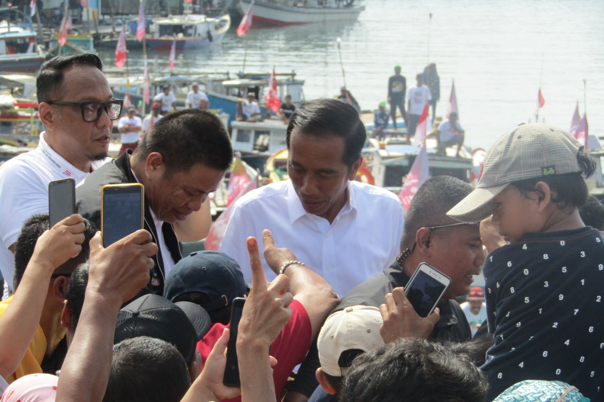 President Jokowi greets fishermen in Balikpapan's Manggar beach