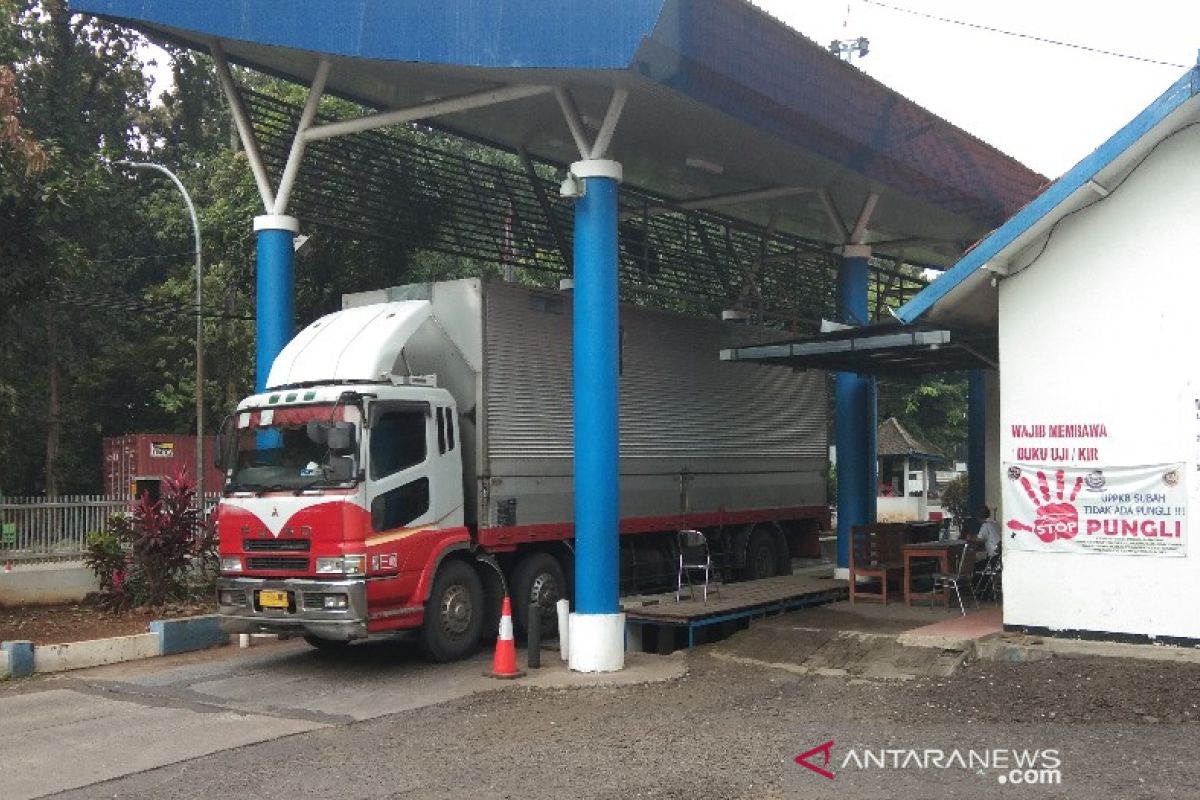 Volume kendaraan melalui Jembatan Timbang Subah turun 74 persen