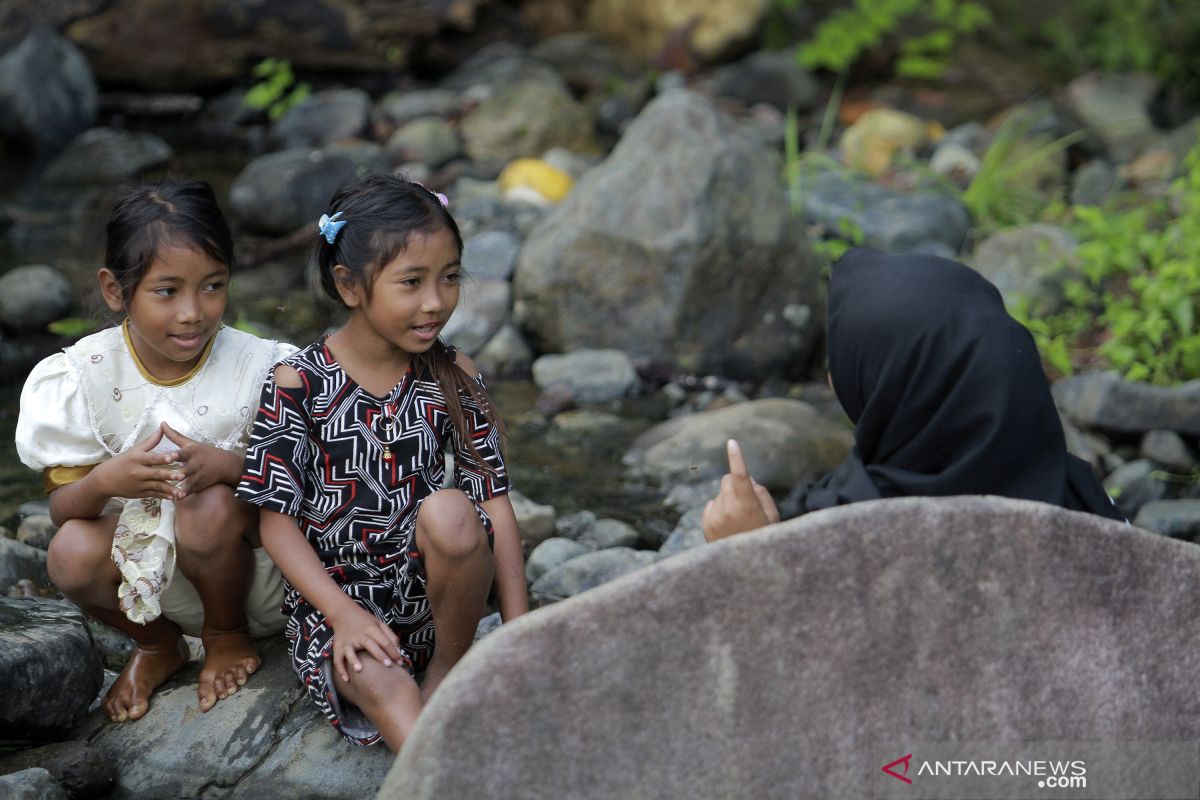 Ketika suku terasing (Polahi) ingin sekolah