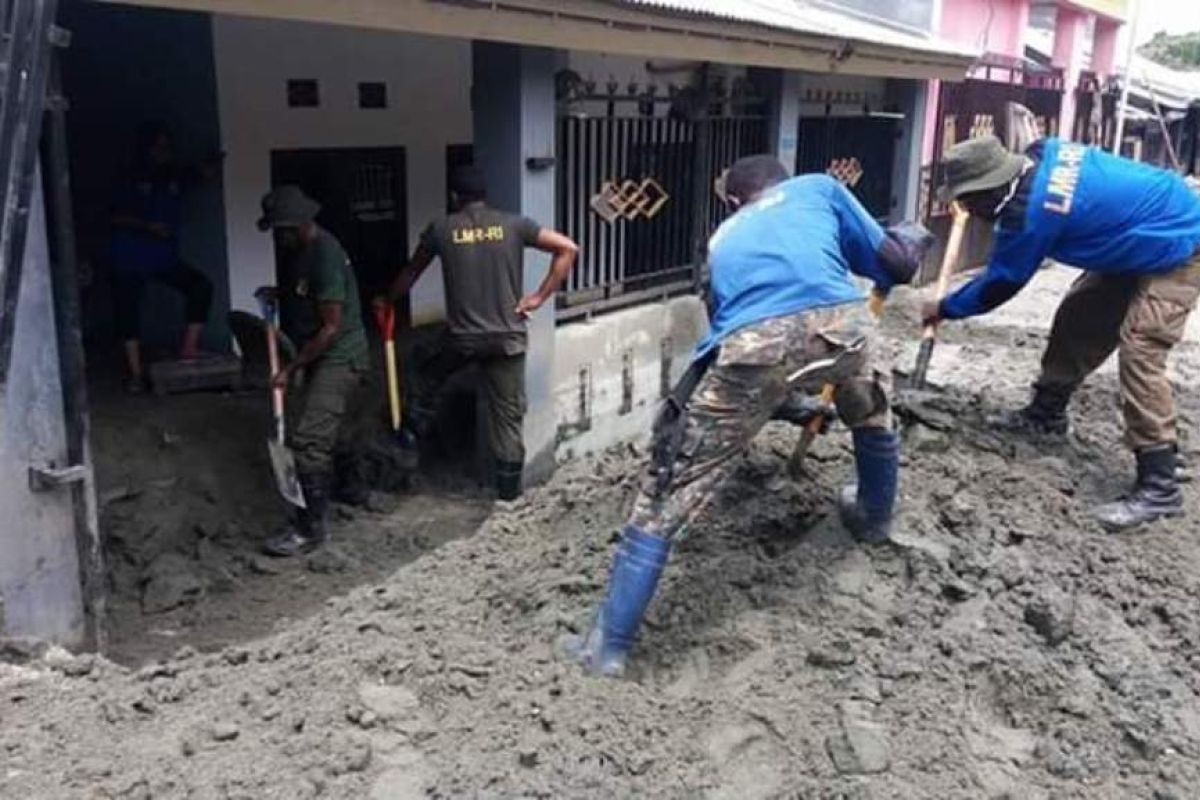 Relawan LMRI bersihkan lingkungan terdampak banjir bandang Sentani