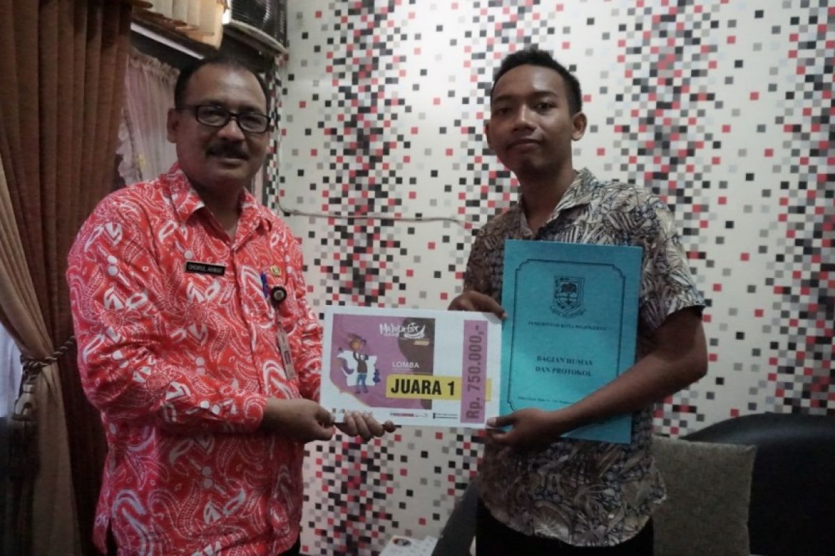 Pemenang lomba fotografi Festival Mojotirto 2019 terima hadiah