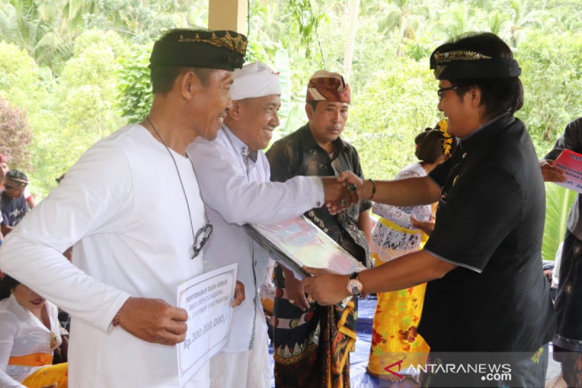 Badung serahkan dana hibah untuk masyarakat Karangasem