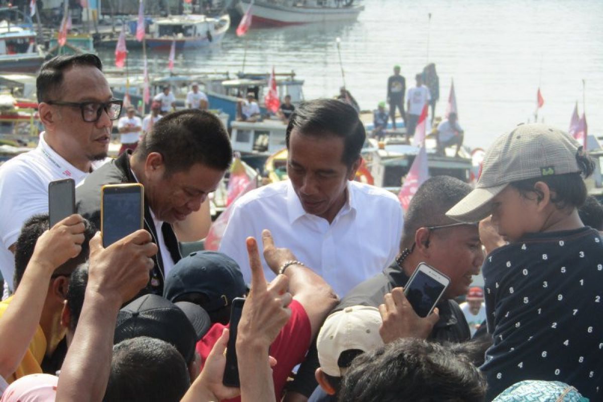 Calon Presiden Jokowi sapa nelayan di Manggar Balikpapan