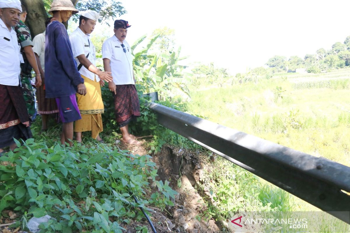 Wakil Bupati Klungkung tinjau saluran irigasi tersumbat