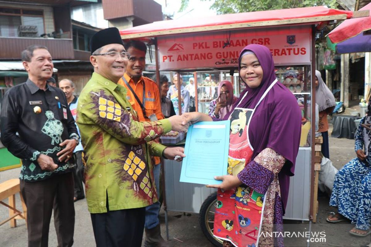 PT AGM salurkan bantuan CSR berupa gerobak untuk pedagang