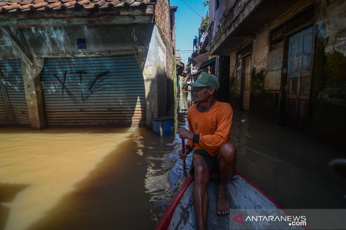 Several hundred flood-affected residents of Bandung take refuge