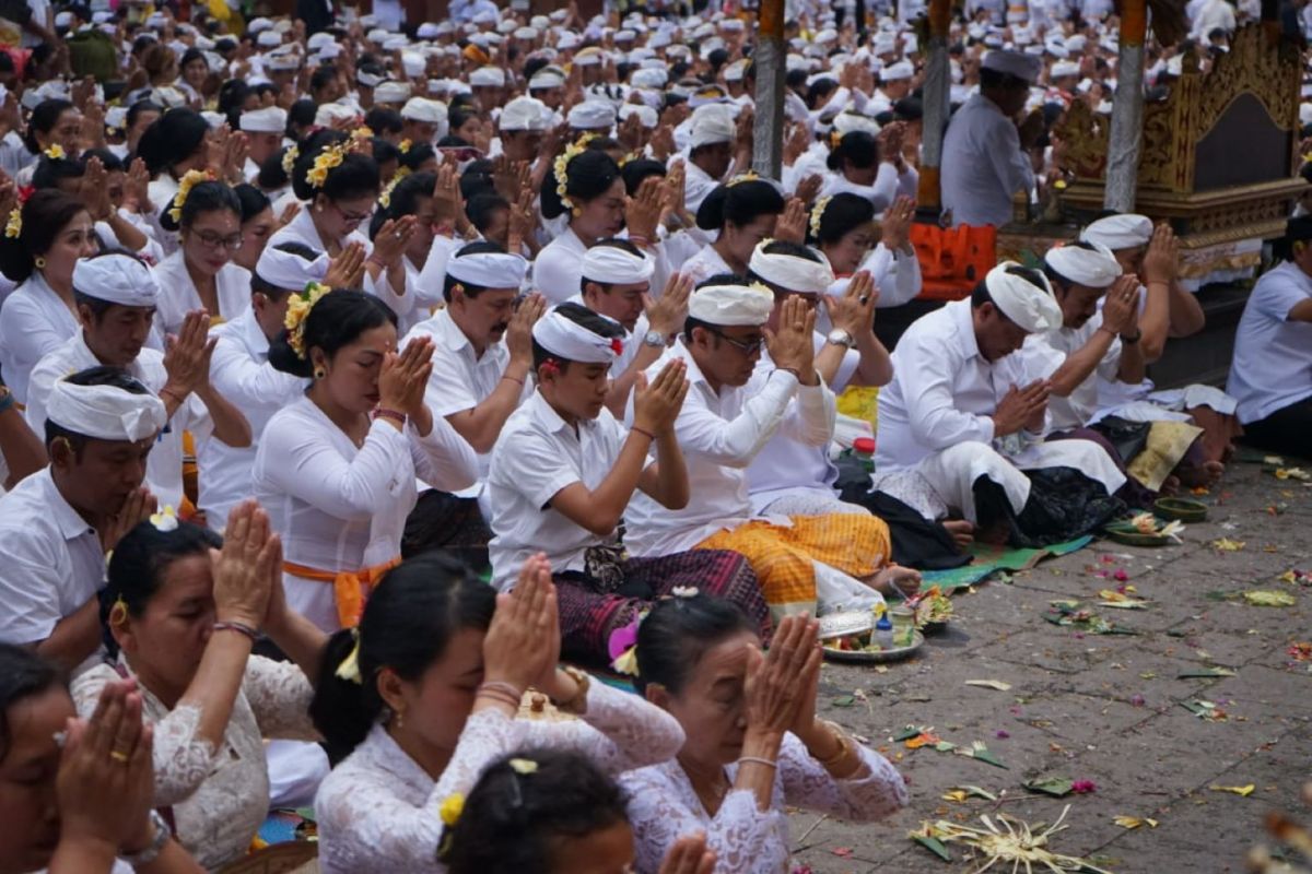 Pemkot Denpasar laksanakan "Bakti Penganyar" Pura Agung Besakih