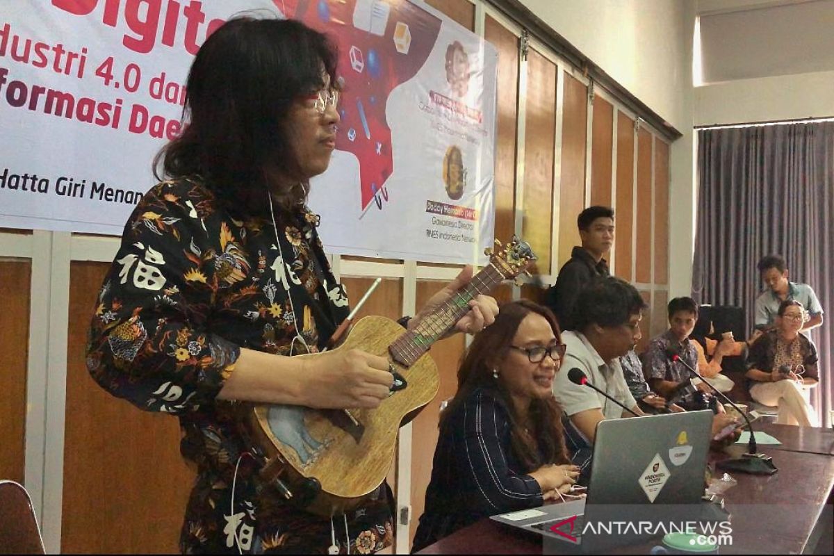 Doddy Hernanto memperkenalkan "gitar gawai" di Lombok