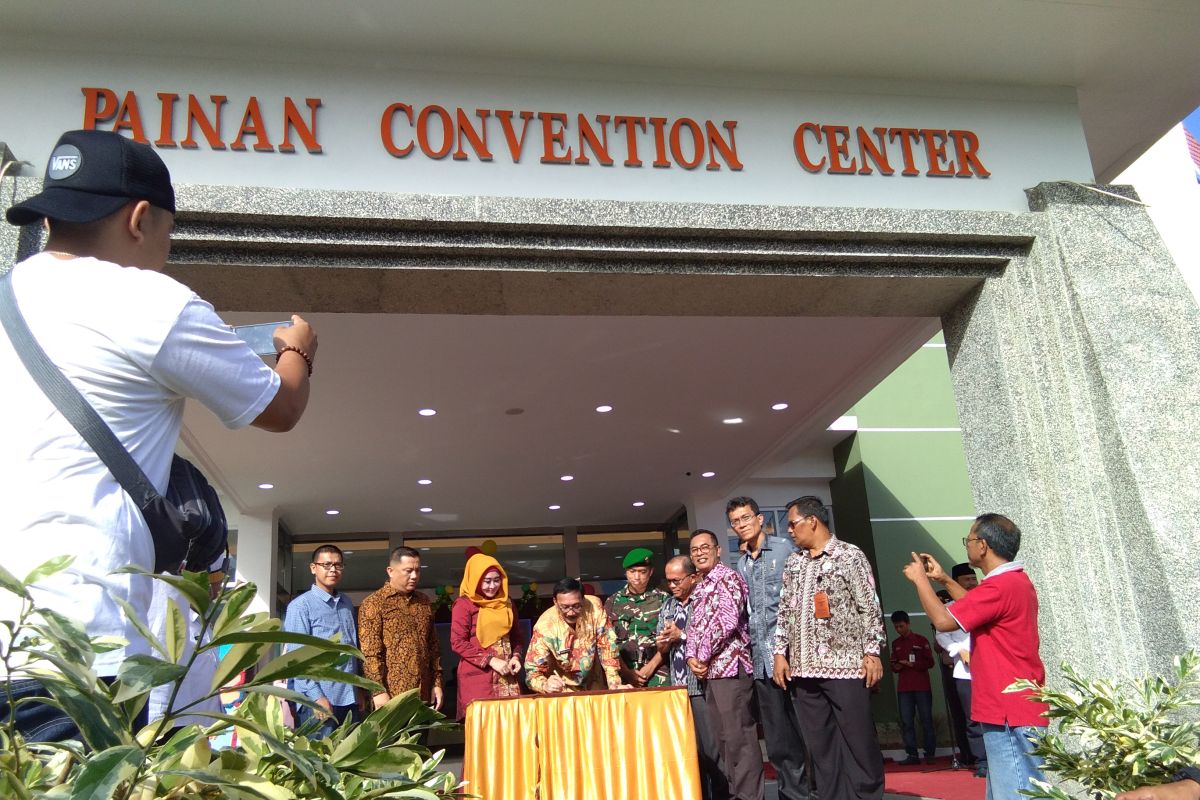 Bupati Pesisir Selatan resmikan operasional gedung Painan Convention Center