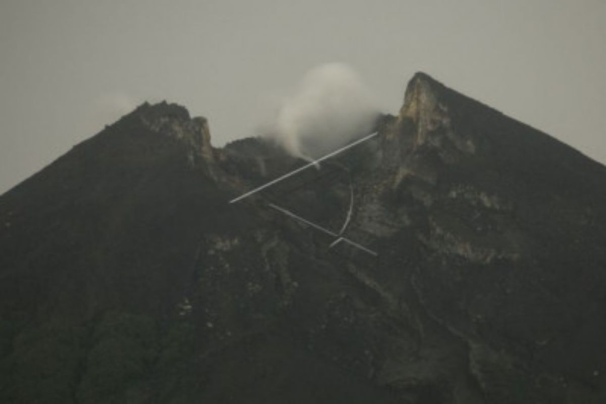 Guguran dua awan panas meluncur dari Gunung Merapi Jumat pagi