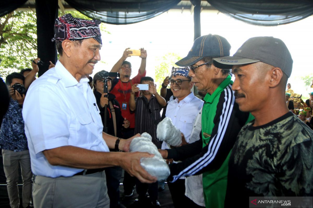 Menko Kemaritiman ajak nelayan Banyuwangi jaga kebersihan laut