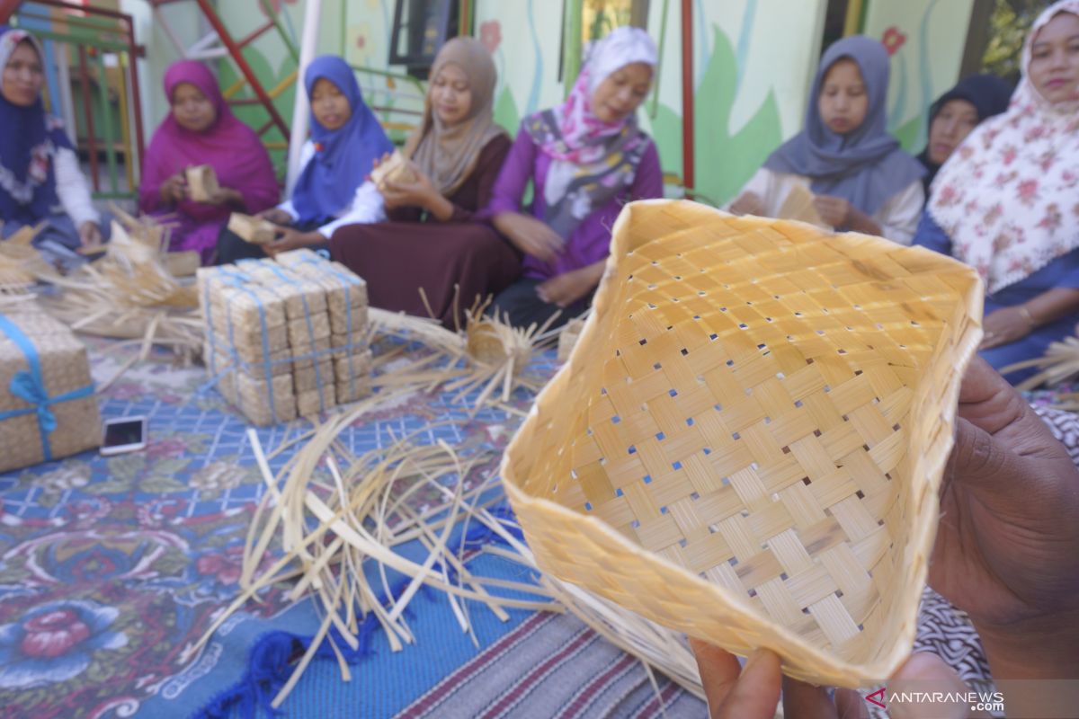 Pasar Jaya sediakan 20.000 besek bambu, gantikan plastik untuk kurban