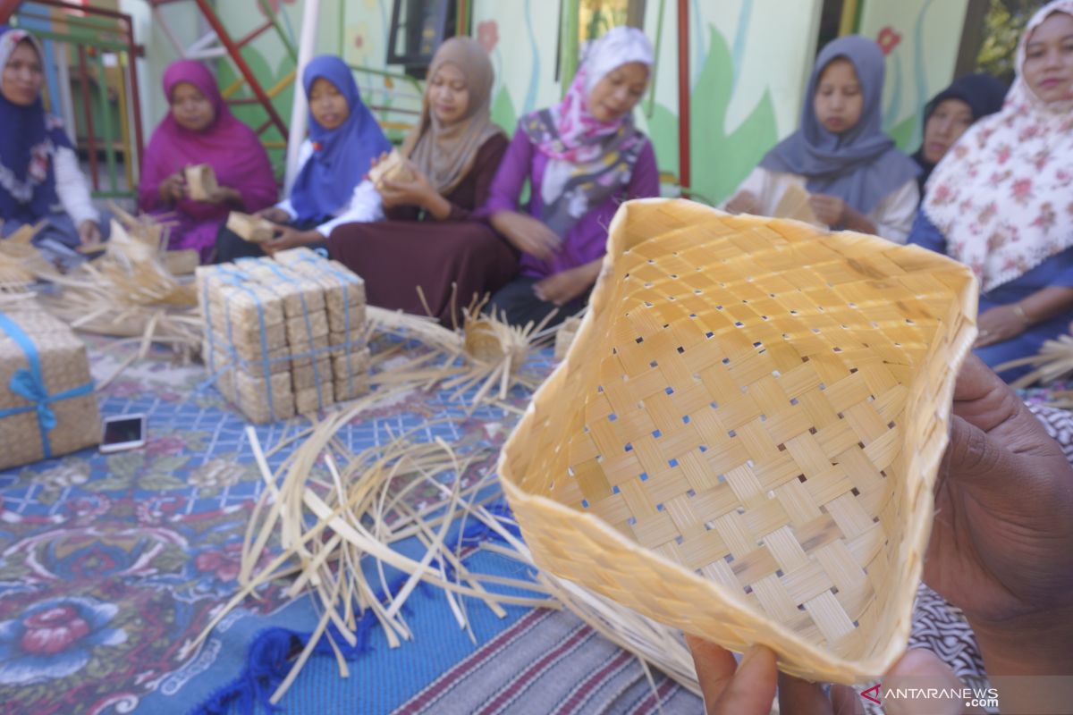 Besek bambu alternatif wadah daging kurban yang aman dan ramah lingkungan