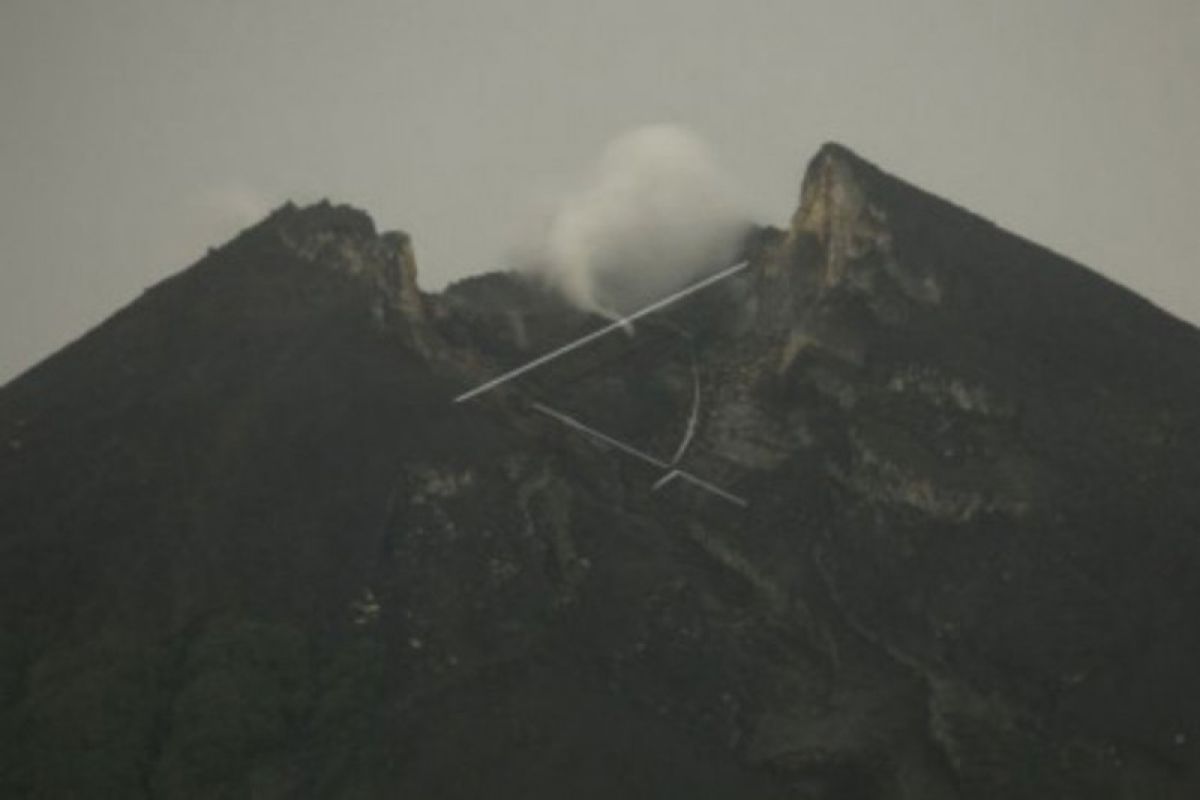 Jumat pagi dua awan panas guguran meluncur dari Gunung Merapi