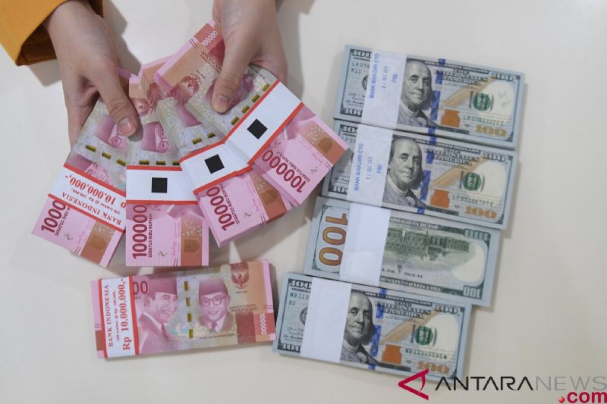 Rupiah menguat di akhir pekan menjadi Rp14. 242