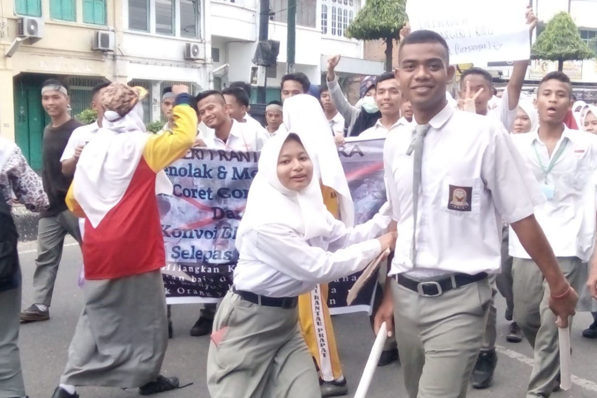 Siswa SMK di Labuhanbatu gelar aksi anticorat-coret saat kelulusan UNBK