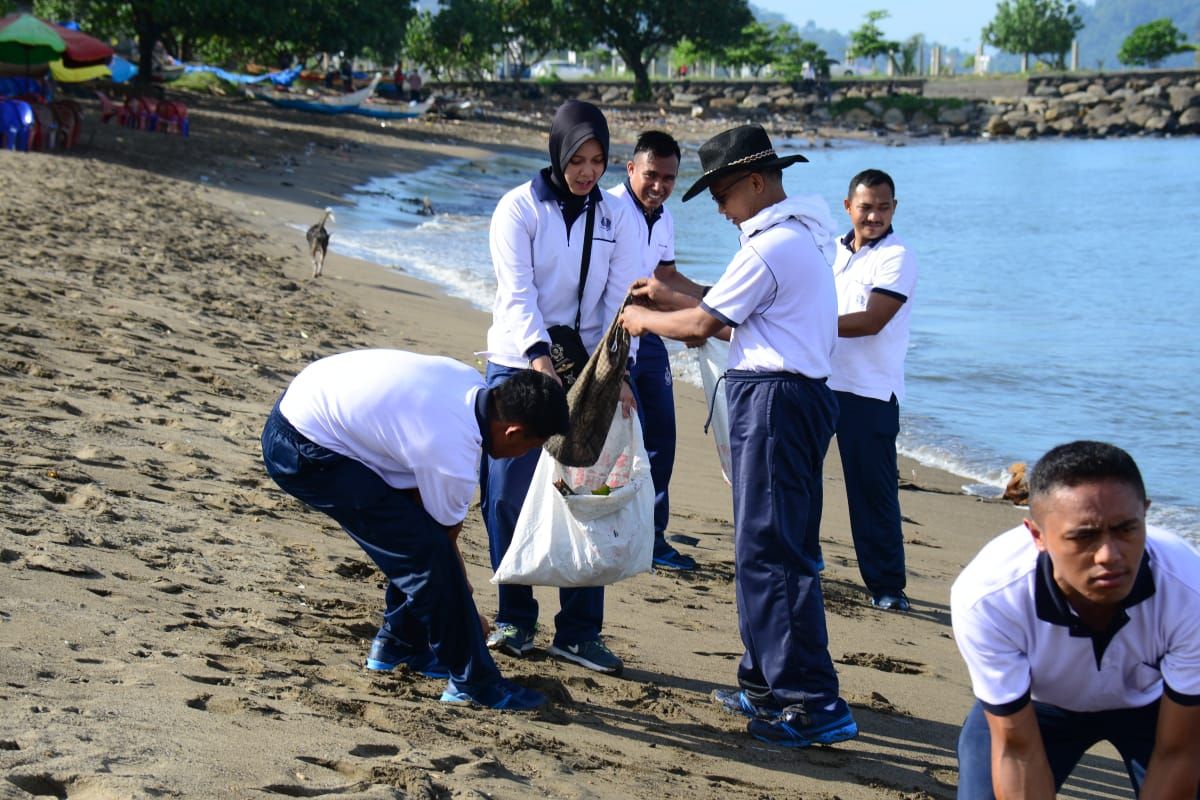 Lantamal II bersih-bersih Pantai Muaro Lasak