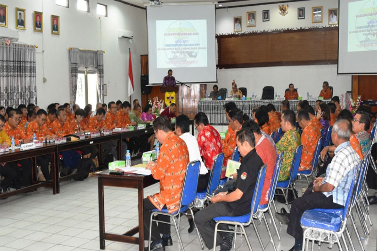 Pemerintah desa/kelurahan harus cermat menentukan skala prioritas pembangunan, kata Bupati Gumas