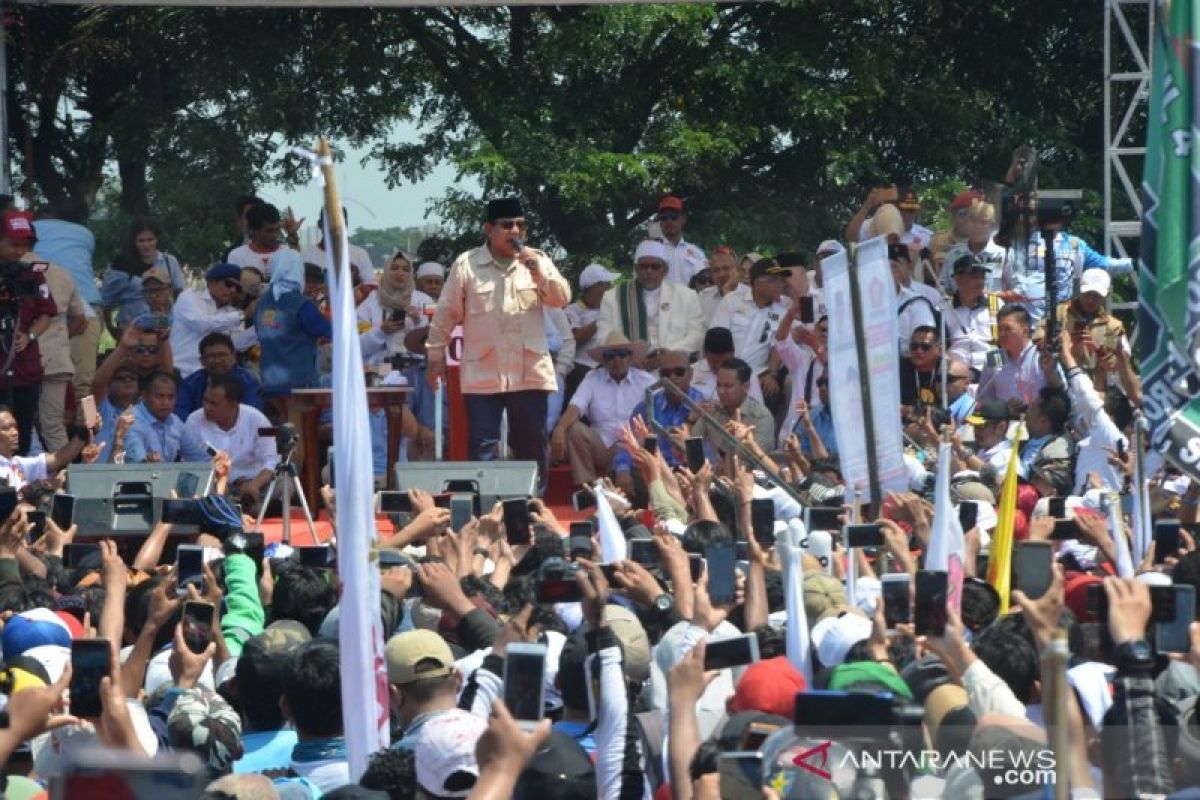 Prabowo disambut ribuan pendukungnya di lokasi kampanye terbuka di Karawang