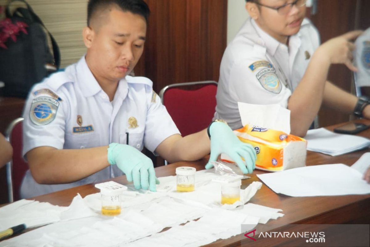 Ratusan pegawai Terminal Tirtonadi ikuti tes urine