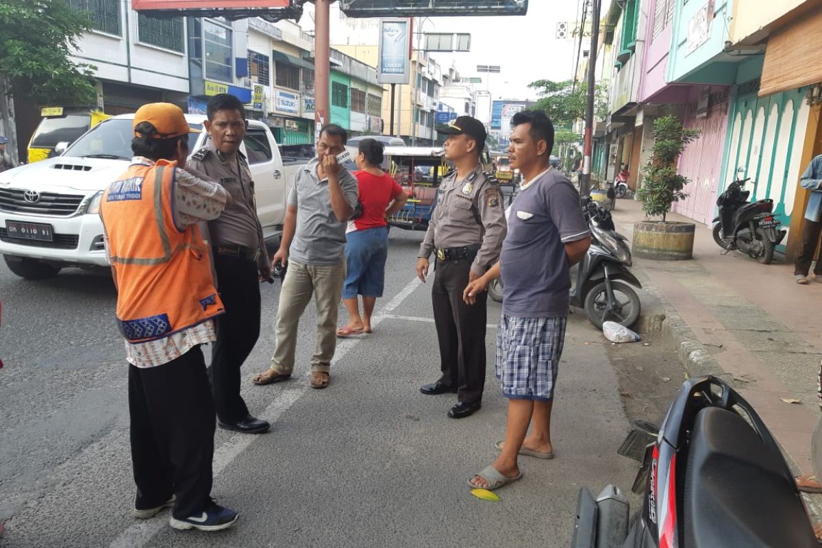 Lagi parkir, mobil milik pedagang cabai di Tebing Tinggi lenyap