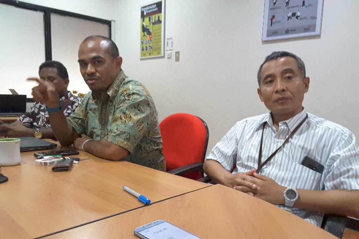 Petugas Telkom siaga saat UNBK SMA di Papua