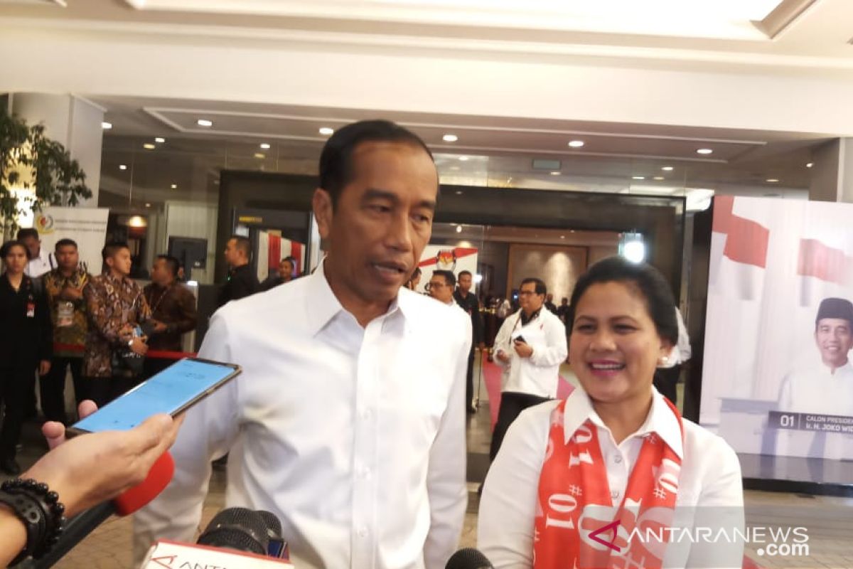 Jokowi hadiri lokasi debat bersama istri