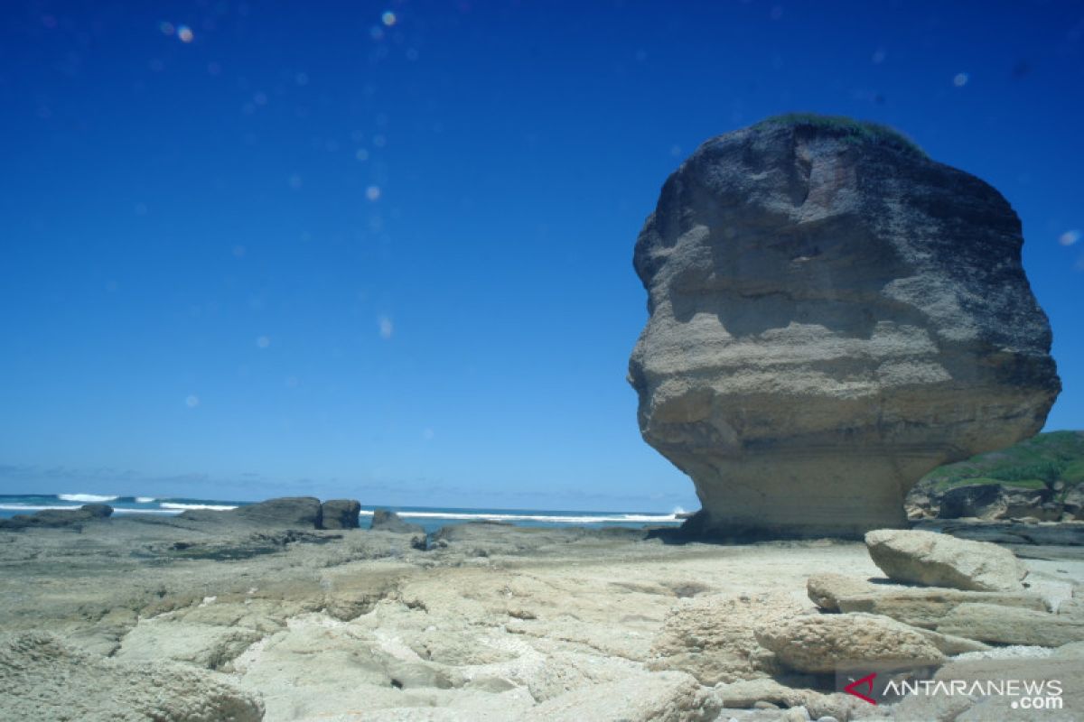 Pantai Batu Payung "menggoda" mata