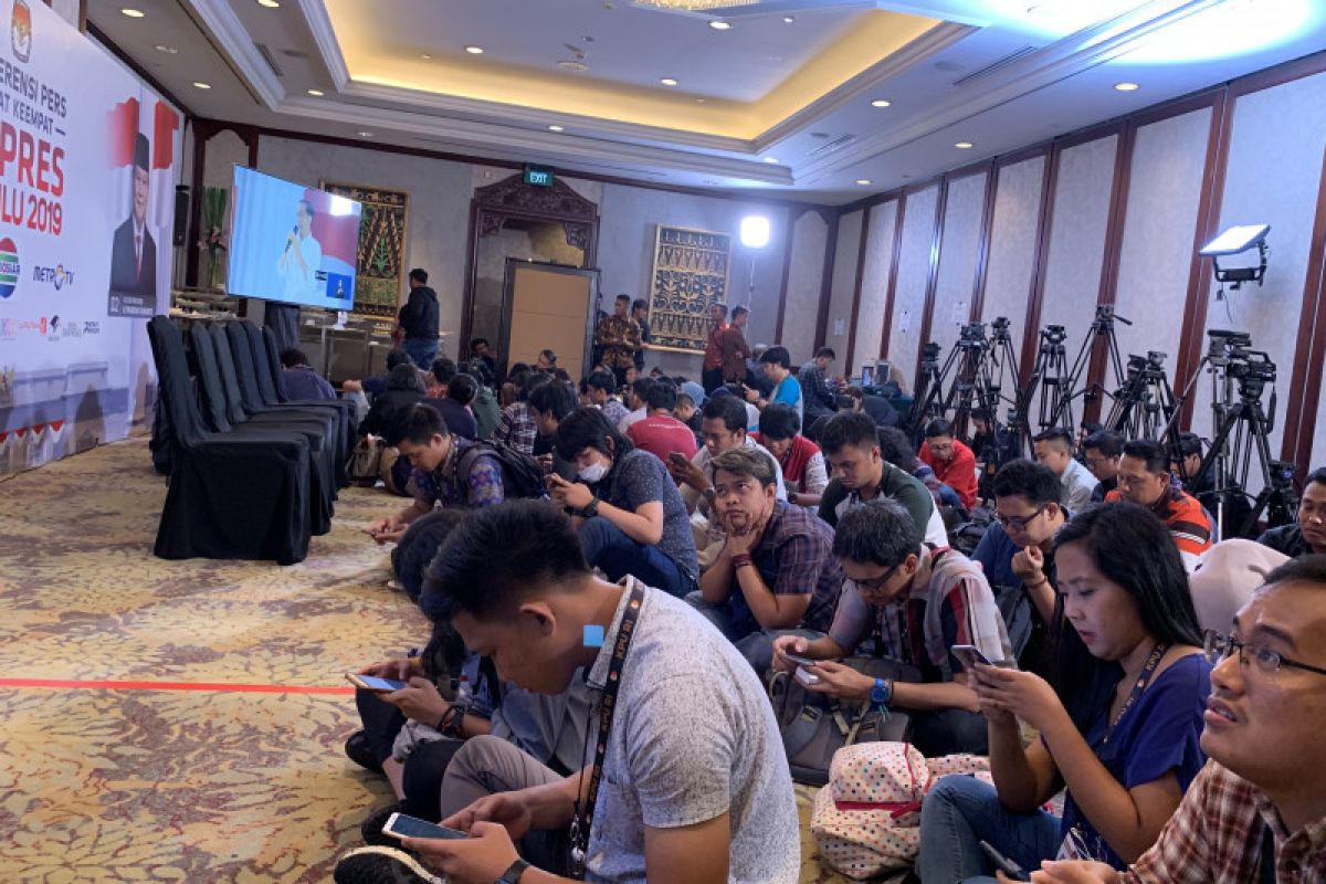 Wartawan "nobar" debat capres di Hotel Shangri-La Jakarta