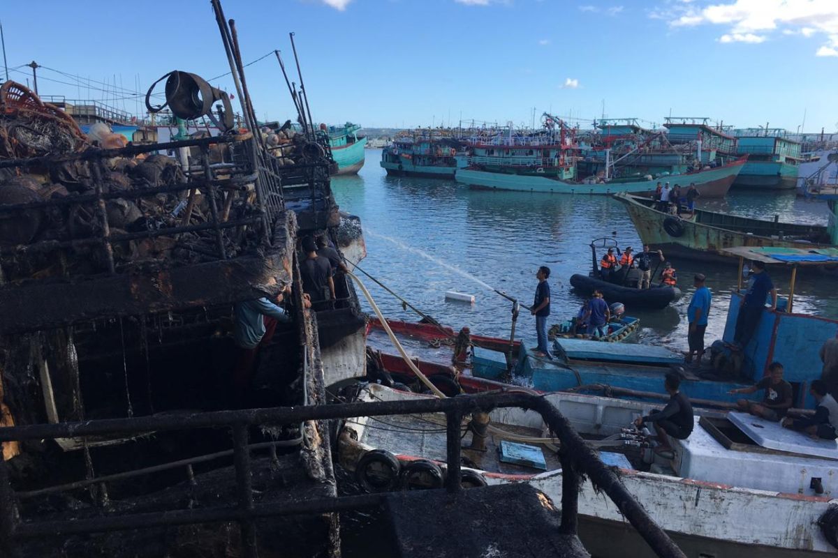 Terbakar, tiga kapal di Pelabuhan Benoa