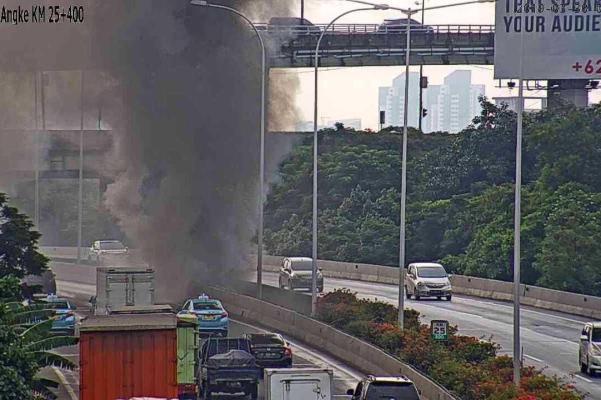 Lalu lintas menuju Bandara Soeta dialihkan akibat Kebakaran di kolong Tol Pluit