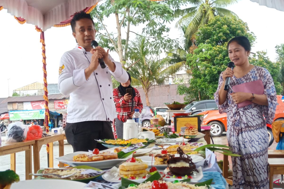 Traditional food contest enliven people market in green open space