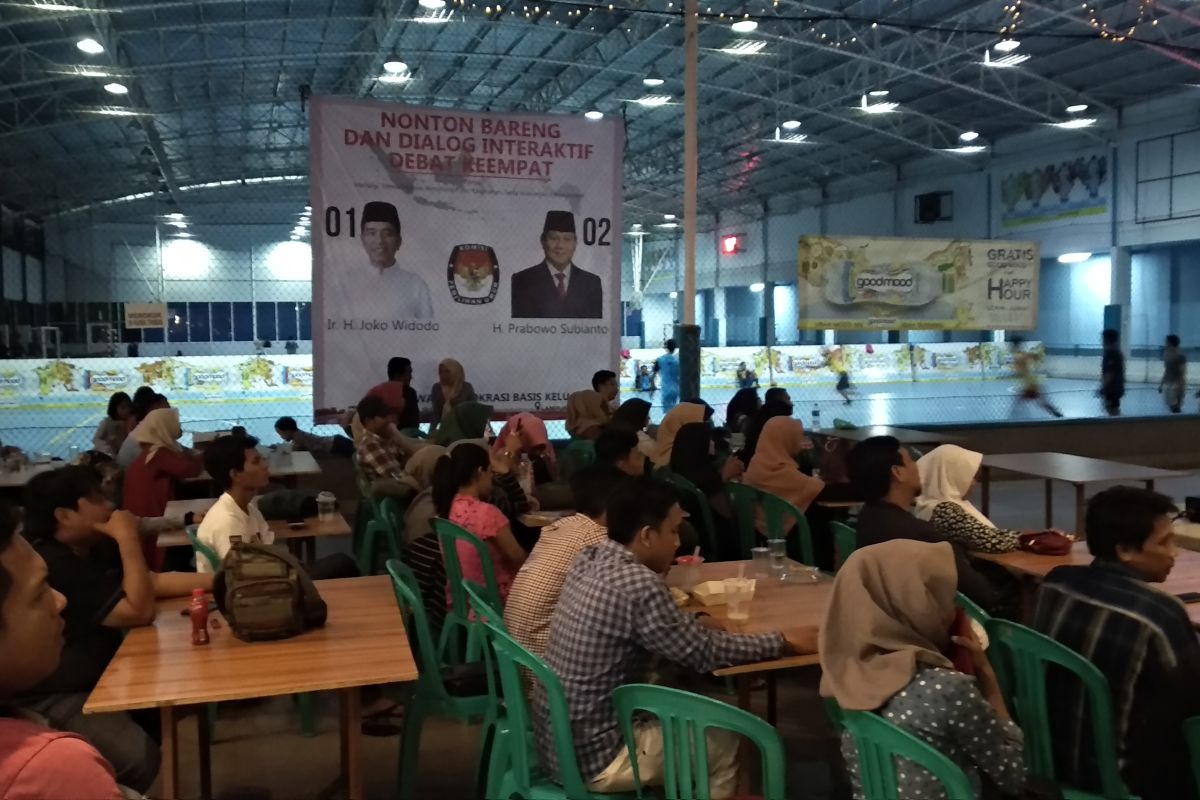 Puluhan Kaum Milenial Nobar Debat Capres Yang Di KPU Bandarlampung