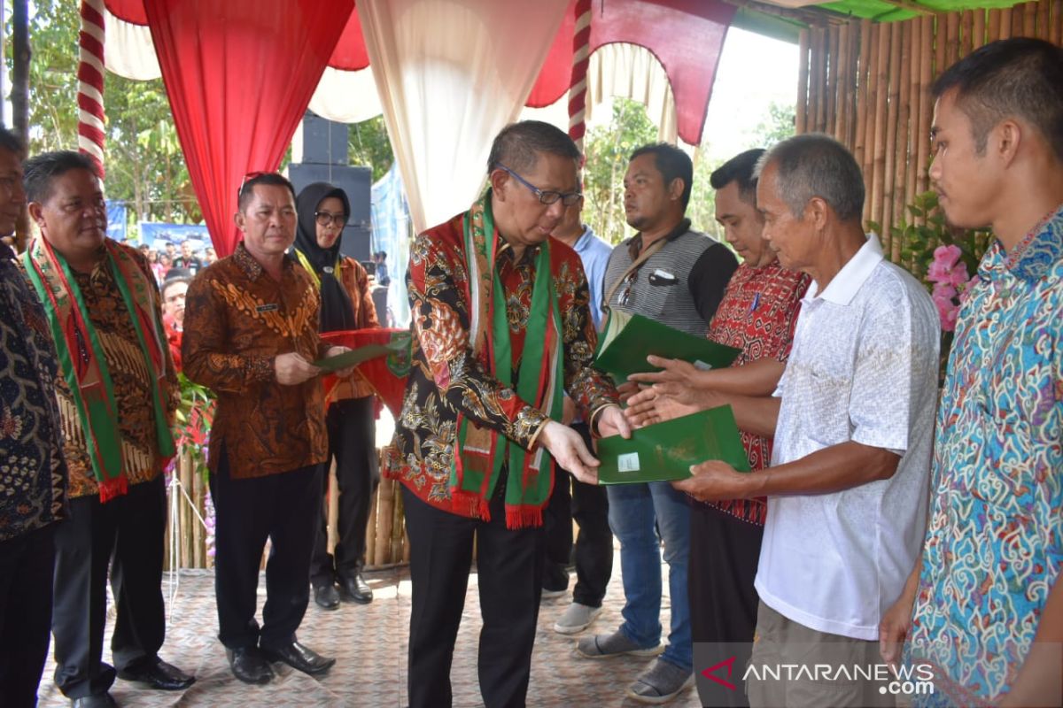 Sutarmidji serahkan sertifikat lahan ke masyarakat adat Sanggau