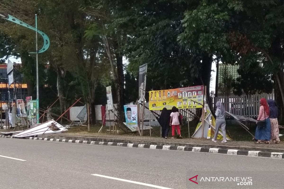 Angin kencang robohkan sejumlah poster caleg di Jambi