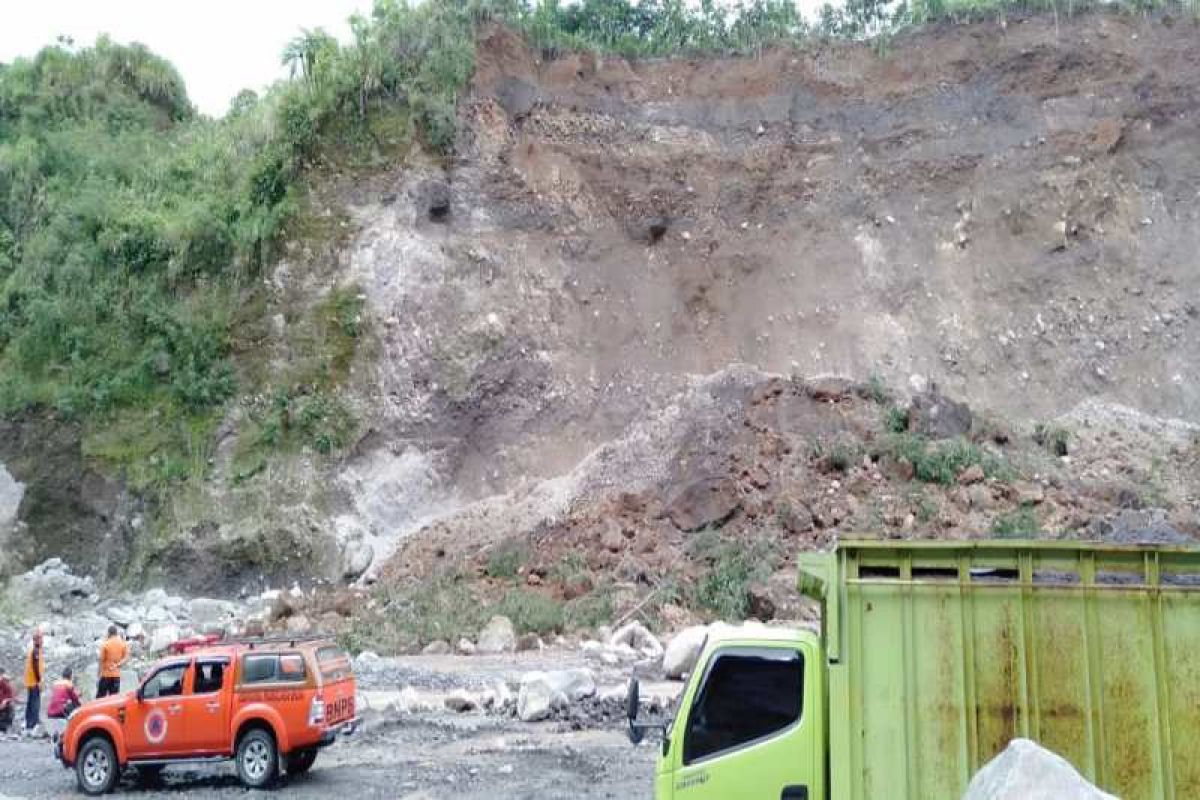 Tebing longsor di kawasan penambangan Gunung Merapi