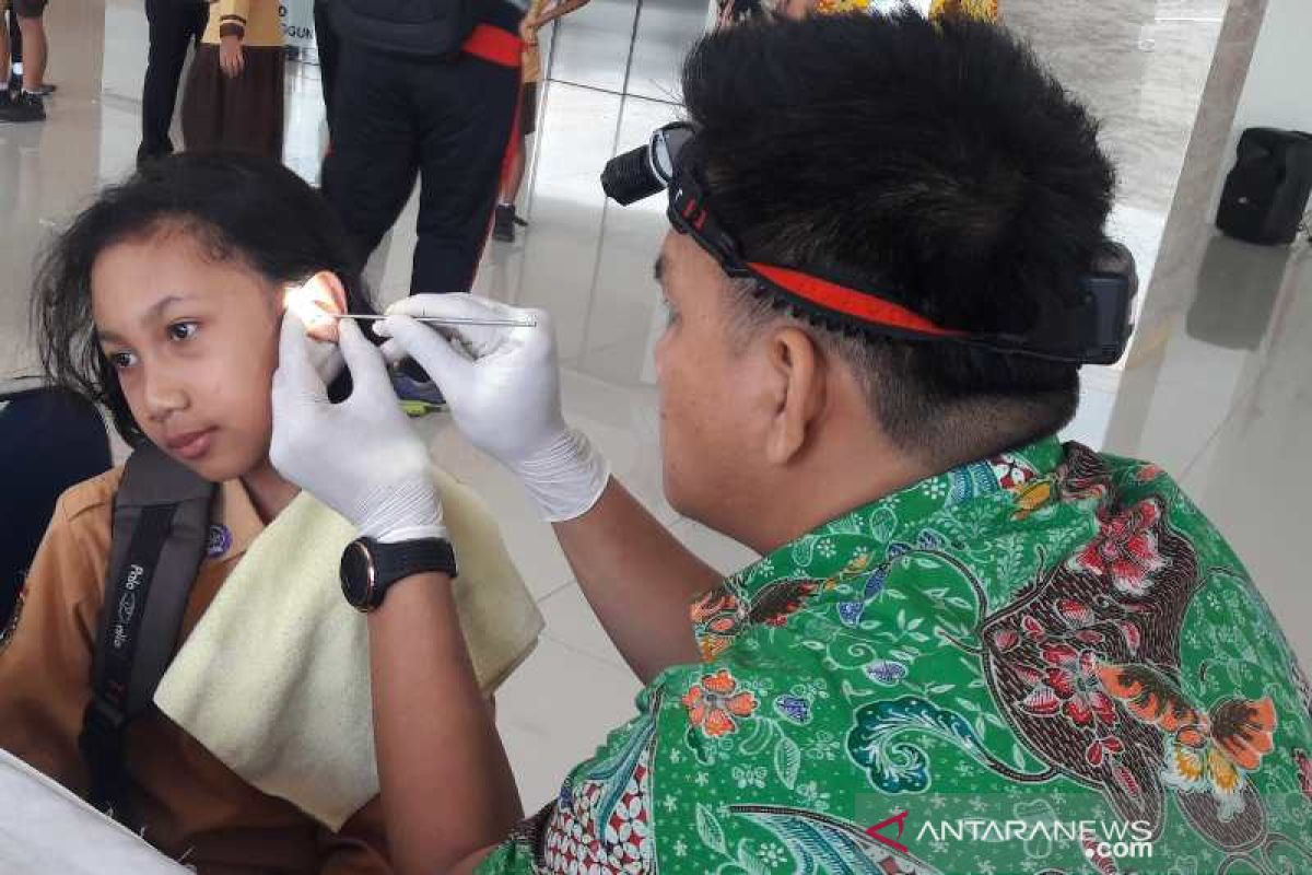 150 anak di Temanggung dibersihkan telinganya