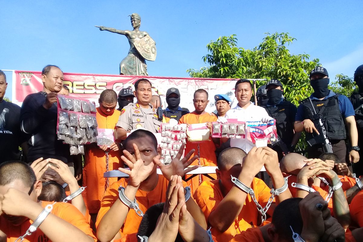 20 tersangka bandar-kurir narkoba digiring ke Patung PRG Renon Denpasar