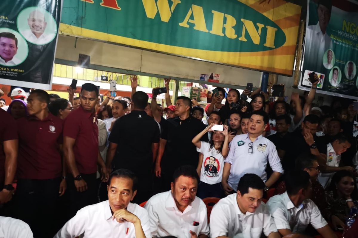 Jokowi ngopi bareng di Manado