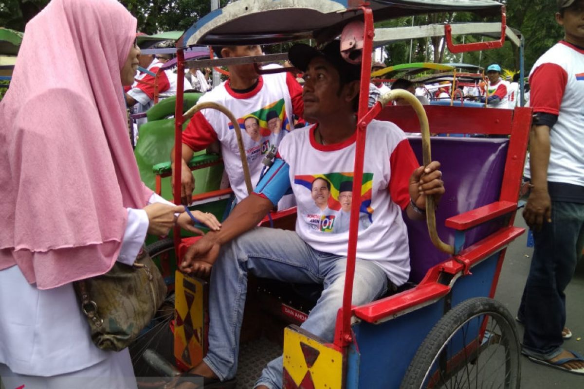 Kampanye Akbar Capres Jokowi diantar naik becak