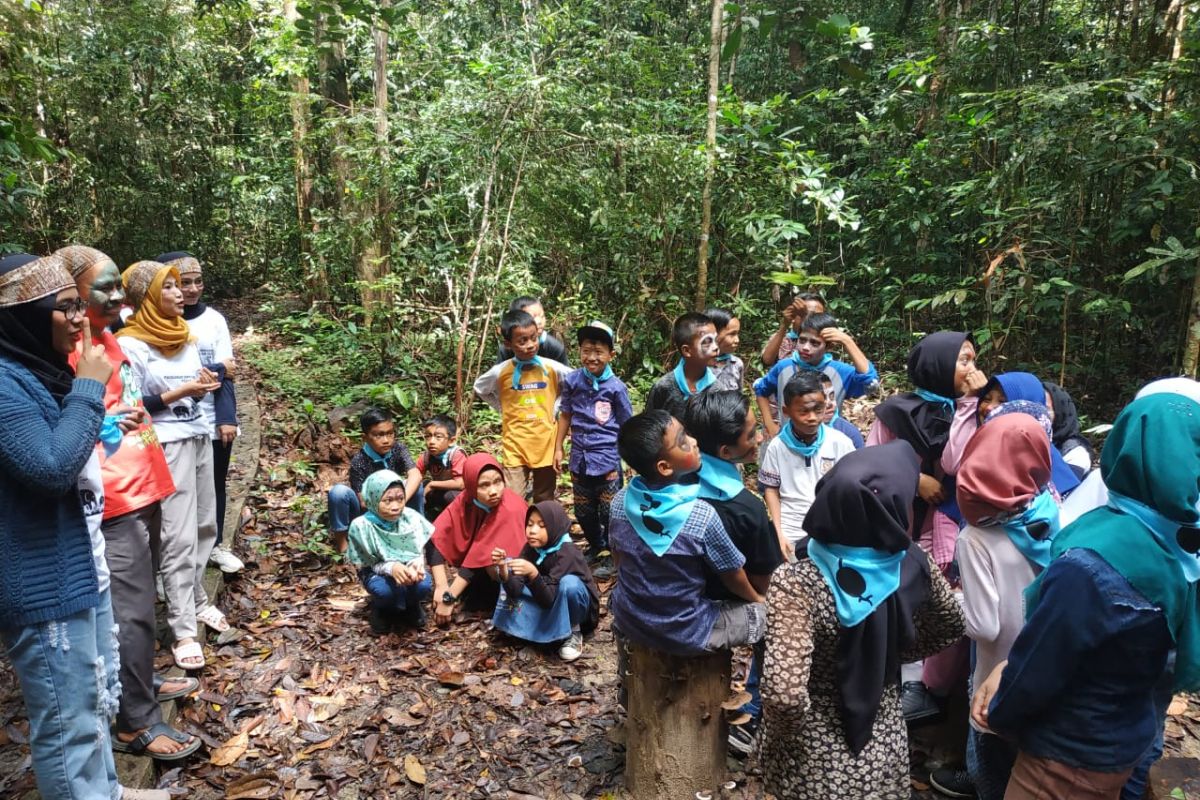 WWF dan relawan ajarkan anak lestarikan alam