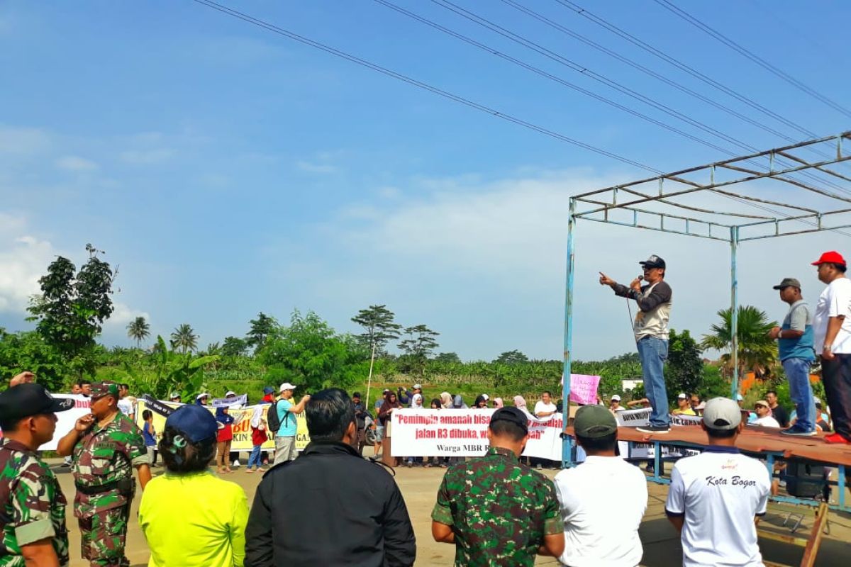 Warga kembali lakukan aksi penutupan Jalan R3 Bogor