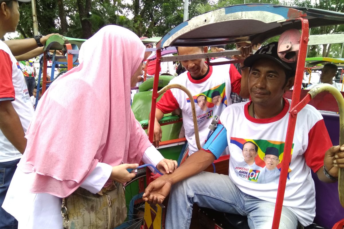 Jokowi Naik Becak ke Rapat Akbar di Karebosi