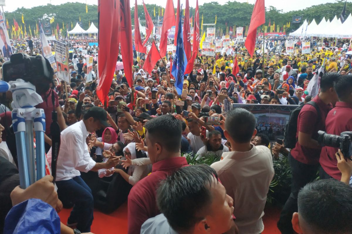 Jokowi kampanyekan program tiga kartu di Makassar