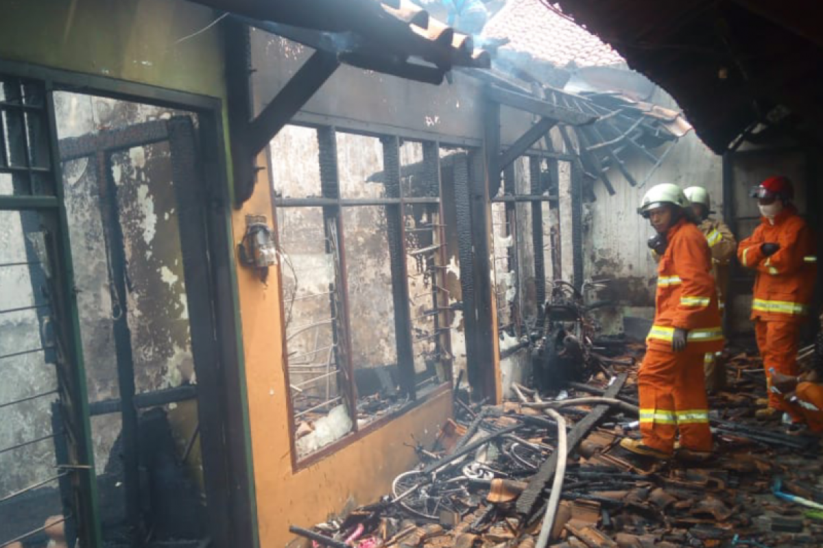 Sebuah rumah kontrakan terbakar di Lagoa Jakarta Utara